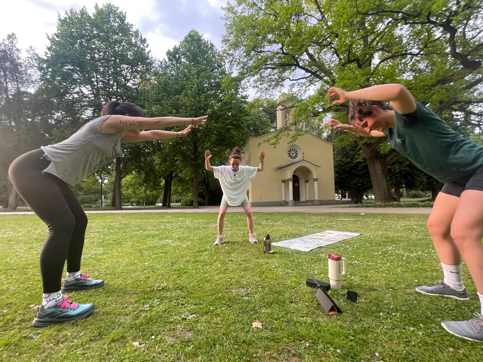 Functional Training Gruppe im Stadtpark Regensburg vor der Mariä-Schutz-Kirche
