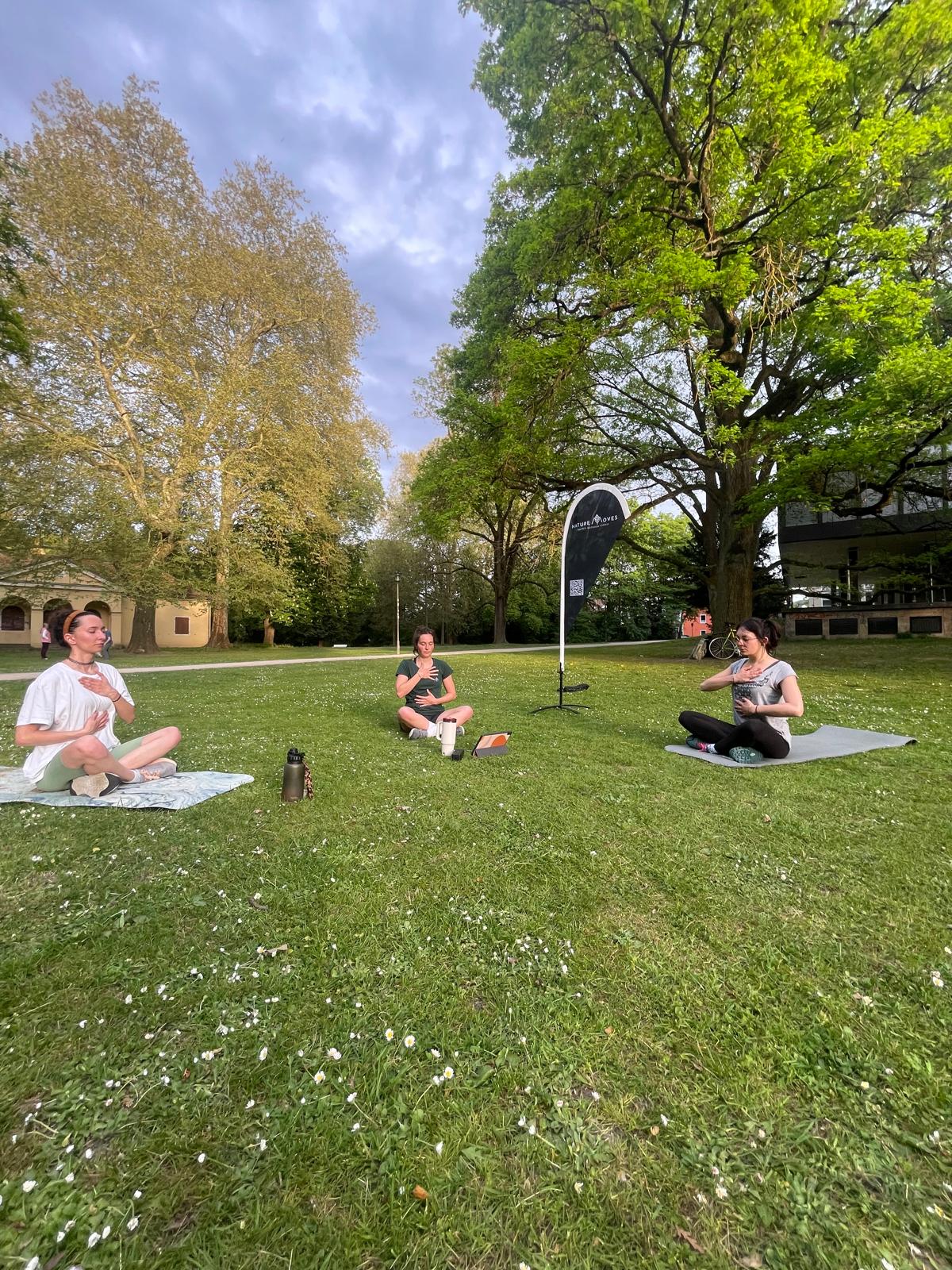Yoga-Session im Stadtpark Regensburg